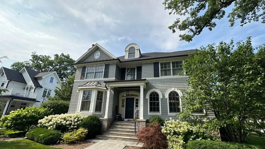 Classic colonial home in Wilmette, IL after exterior window cleaning